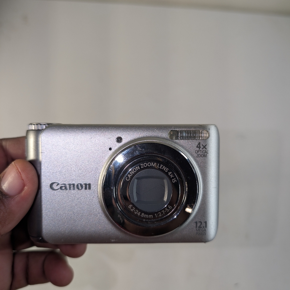 Canon PowerShot A3100 IS 12.1MP 4x Digital Camera - Silver needs a charger